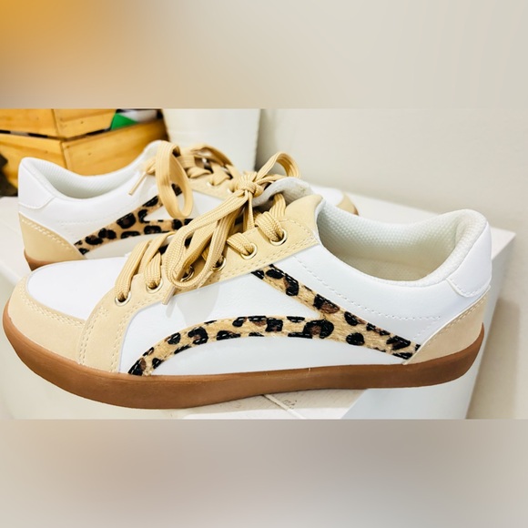 NWOT. Avenue Serra Leopard Print White and Tan. Low Cut Women's Sneakers. Size 9 - Picture 2 of 7